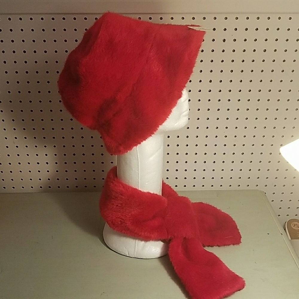 RED HAT AND MATCHING SCARF - Picture 2 of 5
